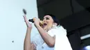 Demi menjaga eksistensinya sebagai penyanyi, Diva pop Indonesia, Krisdayanti kembali meramaikan industri musik Tanah Air. Ia baru saja mengeluarkan dua single internasional, Sleep to Dream dan In Love Again. (Nurwahyunan/Bintang.com)