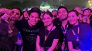 Selanjutnya, Syifa pun mengganti atasan nya dengan kaos hitam polos lengan pendek ketat. Sedangkan, El Rumi mengenakan kaos Coldplay dipadukan celana pendek. [@thariqhalilintar]