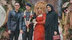 Alyssa Soebandono dan Dude Harlino datang kondangan ke resepsi pernikahan Febby Rastanty. Keduanya tampil serasi kenakan outfit couple bernuansa hitam. Alyssa memilih gaun dengan potongan simple namun anggun, dengan sentuhan warna gelap yang memberi kesan elegan. (Liputan6.com/IG/@ichasoebandono)