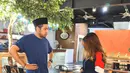 Setelah itu, Muslim juga membentuk kelompok trio komika bernama Overacting. Penampilan Tretan Muslim yang khas menggunakan Peci, ia juga kerap mengenakan sarung.(Liputan.com/IG/@tretanmuslim)