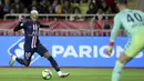 Penyerang PSG, Neymar menggiring bola saat bertanding melawan AS Monaco pada pertandingan lanjutan Liga Prancis di Stadion Louis II, Monaco (15/1/2020). PSG menang telak atas Monaco 4-1. (AP Photo/Daniel Cole)