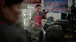 Pekerja wanita melakukan pemintalan di Kim Jong Suk Silk Mill, Pyongyang, Korea Utara (6/1). Pabrik penghasil benang sutera ini menampung 1.600 pekerja yang kebanyakan adalah perempuan. (AP Photo/Wong Maye-E)