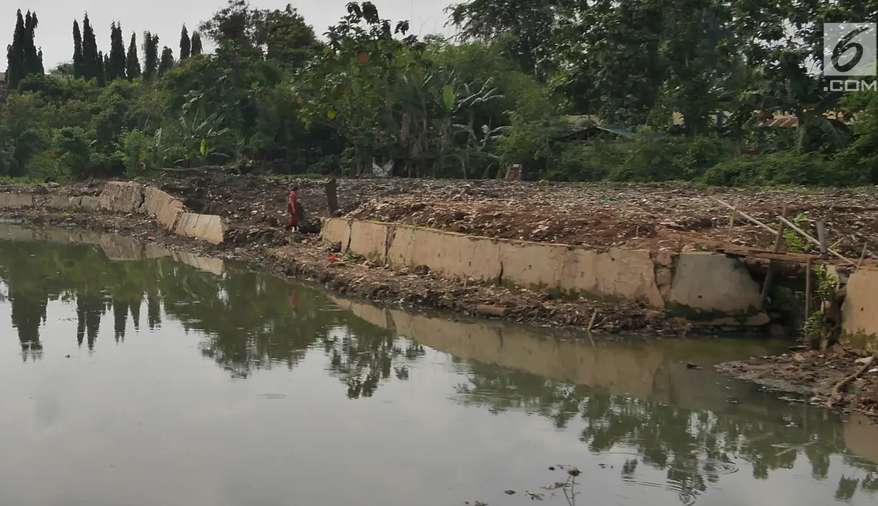 Kondisi dinding pembatas situ Pedongkelan yang miring di Cimanggis, Depok, Rabu (28/11). Proyek normalisasi Situ Pedongkelan mengakibatkan keberadaan tumpukan lumpur bercampur sampah yang mengepung areal permukiman warga. (Liputan6.com/Herman Zakharia)
