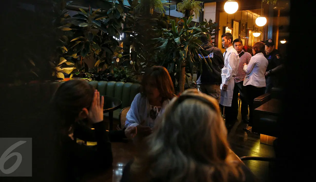Suasana Cafe Olivier Grand Indonesia saat kedatangan pihak kepolisian untuk rekonstruksi sampel kopi beracun di Cafe Olivier Grand Indonesia, Jakarta, (19/1/2016). (Liputan6.com/Faizal Fanani)