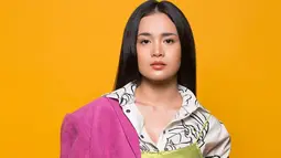 Mengawali kariernya lewat ajang Miss Celebrity, tentu pemilik nama lengkap 	Michelle Ziudith Waselly Ruchiman ini pandai berpose di depan kamera. Seperti pemotretannya dengan tema colorful ini, ia tampak begitu memukau. (Liputan6.com/IG/@michelleziu)