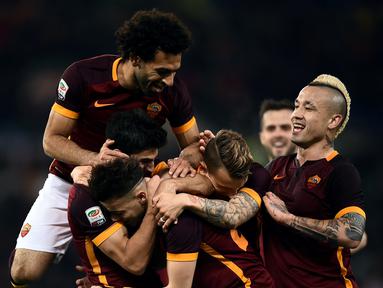 AS Roma menggusur Fiorentina dari tiga besar klasemen sementara Serie A setelah menang 4-1 atas skuat La Viola pada pertandingan pekan ke-28, di Stadion Olimpico, Roma, Sabtu (5/3/2016) dini hari WIB. (AFP/Filippo Monteforte)