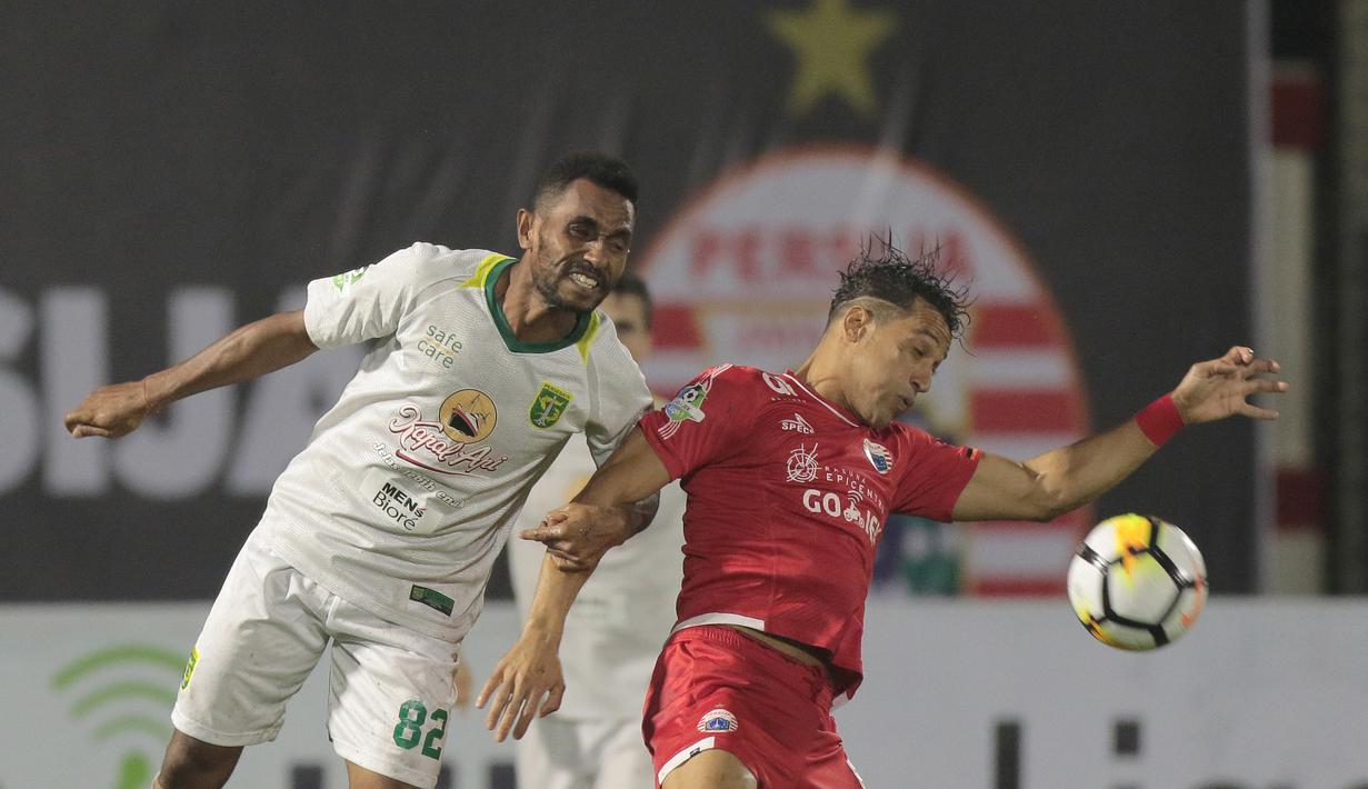 Duel pemain Persija Jakarta, Addison (kanan) dan pemain Persebaya, Izaac Wanggai pada laga Gojek Liag 1 bersama Bukalapak di Stadion PTIK, Jakarta (26/6/2018). Persija dan Persebaya bermain imbang 1-1. (Bola.com/Nick Hanoatubun)