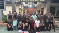 Polres Metro Jakarta Barat telah mengamankan delapan orang pelajar yang diduga akan melakukan aksi tawuran di Kapuk Raya, Jakarta Barat, Sabtu (7/12/2024). Sejumlah barang bukti senjata tajam turut diamankan. (Merdeka.com/Nur Habibie)