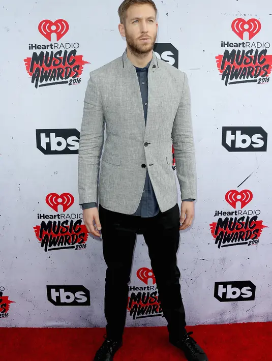 Kini, Calvin Harris menggandeng wanita yang lebuh tua dari usia nya dan juga lebih seksi. (AFP/Bintang.com)