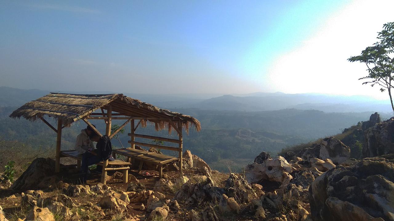 Bertandang ke Stone Garden, Lokasi Favorit untuk Prewedding hingga Syuting
