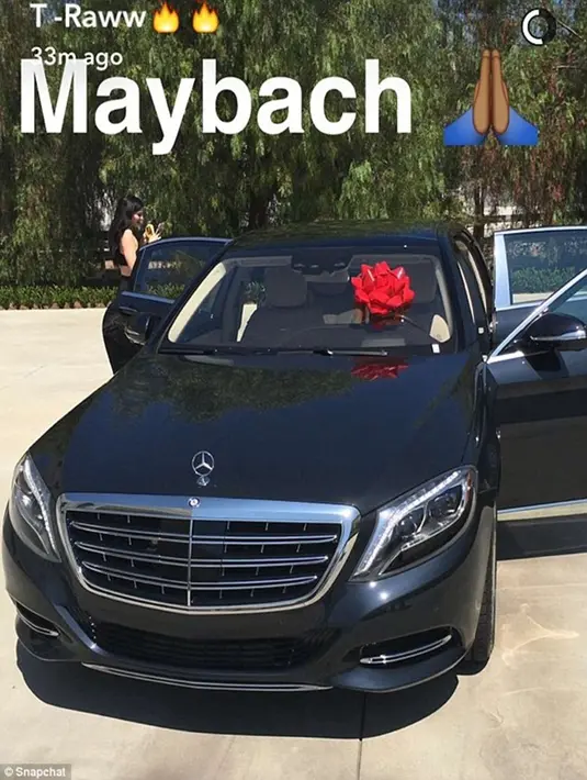 Tak hanya itu saja, Tyga juga baru saja membelikan koleksi mobil mewah untuk Kylie Jenner di hari ulang tahun sang kekasih beberapa hari lalu. Tyga memberikan mobil Mercedez-Benz Maybach seharga US $200 ribu senilai Rp 2,6 miliar. (Snapchat)