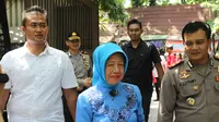 Ibunda Jokowi, Sudjiatmi tiba di TPS untuk memberikan suara dalam Pilkada Solo. (Liputan6.com/Reza Kuncoro)