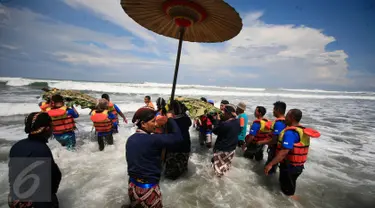 Abdi dalem melarung sesaji pada prosesi labuhan alit di Pantai Parangkusumo, Yogyakarta, Minggu (8/5). Ritual yang digelar setiap tanggal 30 bulan Rajab dalam kalender Jawa ini memperingati bertahtanya Sri Sultan Hamengku Buwono X. (Foto: Boy Harjanto)