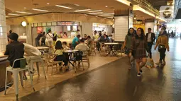 Pengunjung berada di salah satu pusat perbelanjaan Grand Indonesia, Jakarta, Minggu (15/3/2020). Ditengah maraknya wabah COVID-19, beberapa pusat perbelanjaan masih normal didatangi masyarakat untuk sekedar berbelanja atau menghabiskan waktu di akhir pekan. (Liputan6.com/Herman Zakharia)