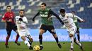 Gelandang Sassuolo, Mehdi Bourabia (tengah) dikawal dua pemain Benevento, Marco Sau (kiri) dan Alessandro Tuia, dalam laga lanjutan Liga Italia Serie A 2020/21 pekan ke-11 di Mapei Stadium, Jumat (11/12/2020). Sassuolo mengalahkan Benevento 1-0. (LaPresse via AP/Massimo Paolone)