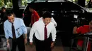 Kabareskrim Polri,  Ari Dono Sukmanto (depan) saat tiba di gedung Komisi Pemberantasan Korupsi (KPK), Jakarta, Senin (18/7) . Menurut kabar, kedatangannya hanya untuk bersilahturahmi dengan Pimpinan KPK. (Liputan6.com/Helmi Afandi)