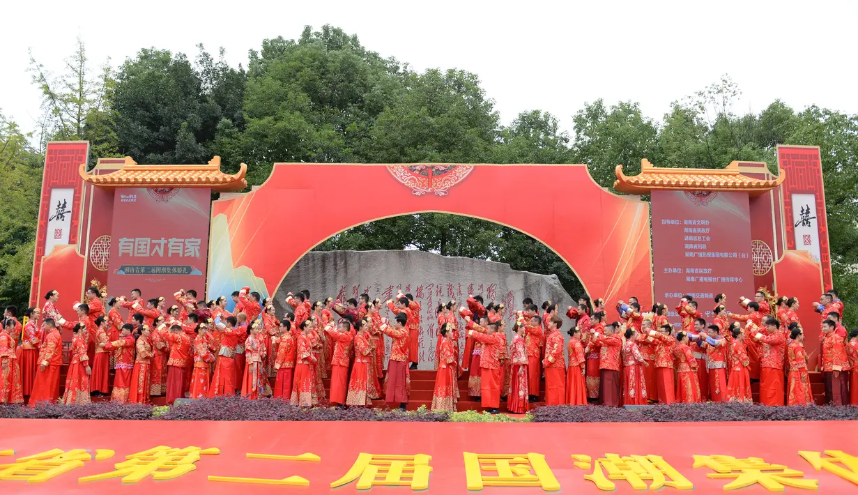 Foto dari udara memperlihatkan pernikahan massal bergaya China di Changsha, Provinsi Hunan, China, 25 September 2020. Sebanyak 71 pasangan resmi menjadi suami-istri usai mengikuti upacara pernikahan tradisional dalam acara nikah massal. (Xinhua/Chen Zhenhai)