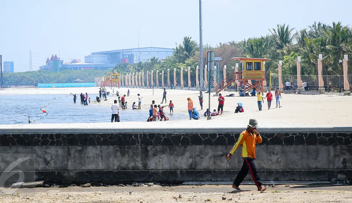 Sejumlah wisatawan bermain di Pantai Karnaval Ancol, Jakarta, Rabu (9/12/2015). Bertepatan libur pelaksanaan pilkada serentak, kawasan wisata tersebut  tampak sepi pengunjung dibandingkan hari libur biasa. (Liputan6.com/Faizal Fanani)