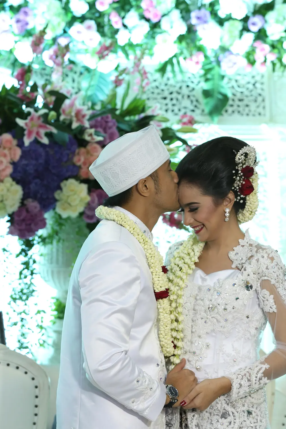 Ciuman kasih sayang Hengky Kurniawan untuk istrinya, Sonya Fatmala (Galih W. Satria/bintang.com)