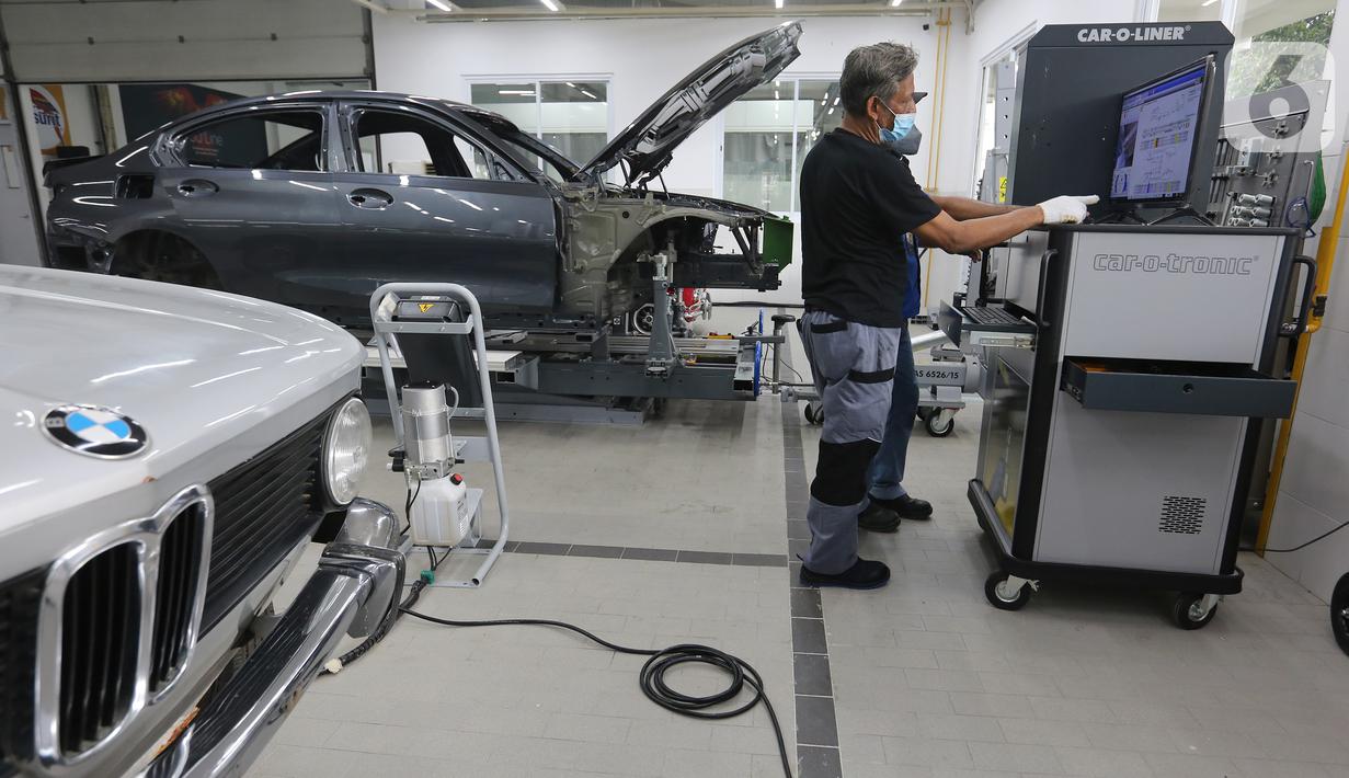 Teknisi mengoperasikan komputer di sela-sela pembukaan BMW Ultima, di Tangerang Selatan, Rabu (16/03/2022). BMW Ultima merupakan fasilitas perbaikan dan pengecatan kendaraan BMW dan MINI level tertinggi dari BMW yang mendapatkan persetujuan dari BMW AG di Munich, Jerman. (Liputan6.com/Fery Pradolo) 