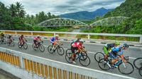 Para Pembalap Tour de Singkarak melintasi jembatan Padang Panjang (Erinaldi/Liputan6.com)