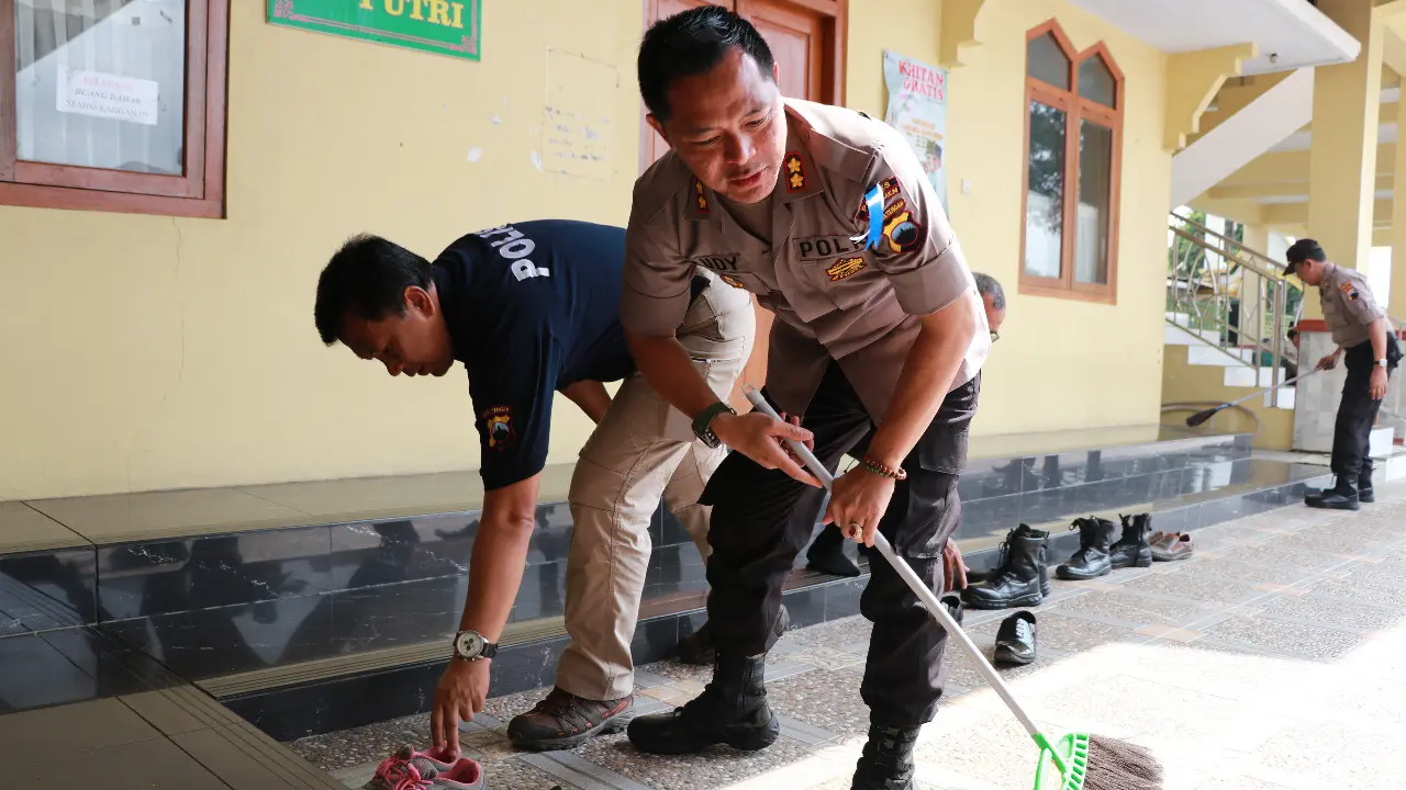 Polisi Kebumen bersih-bersih lingkungan masjid dan gereja pada Jumat berkah. (Foto: Liputan6.com/Polres Kebumen/Muhamad Ridlo).