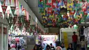 Hiasan perayaan Natal terpasang di dinding Terowongan Penyebrangan Orang (TPO) Kota Tua, Jakarta, Jumat (21/12). Jelang perayaan Natal 2018, Terowongan Penyebrangan Orang (TPO Kota Tua dihiasi pernak-pernik. (Liputan6.com/Helmi Fithriansyah)