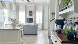 Bagian dalam rumah Natalie Sarah ini pun memiliki nuansa serba putih dengan beberapa sentuhan kayu serta warna abu-abu muda. Gaya American Classic juga begitu terlihat di beberapa sisi rumah. (Liputan6.com/IG/@natalie_sarahs)