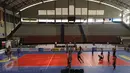 Tim putri Jakarta Elektrik PLN melakukan latihan sebelum bertanding di Sritex arena, Sriwedari, Solo, Sabtu (8/4). Tim Jakarta Elektrik PLN akan menghadapi tim Petrokimia dalam ajang final Four putaran pertama proliga 2017. (Liputan6.com/Gempur M. Surya)