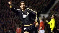 Selebrasi striker Real Madrid Raul Gonzalez usai jebol gawang MU di leg kedua perempat final Liga Champions di Old Trafford, Manchester, 19 April 2000. Real unggul 3-2. AFP PHOTO / ADRIAN DENNIS.