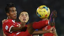 Pemain Timnas Myanmar, Maung Maung Lwin (depan) (ROMEO GACAD / AFP)