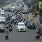 Kendaraan melintas di kawasan Gajah Mada, Jakarta, Jumat, (7/2/2020). Parkir motor dan mobil di Kawasan Jalan Gajah Mada-Hayam Wuruk merupakan kawasan ganjil-genap sehingga penerapan sistem ini berjalan pada pukul 06.00-10.00 WIB dan pukul 16.00-20.00 WIB. (merdeka.com/Imam Buhori)