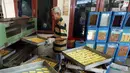 Pekerja membuat kue kering di industri rumahan kawasan Kwitang, Jakarta, Sabtu (18/5/2019). Jelang Lebaran, pengusaha kue kering rumahan mulai kebanjiran pesanan. (Liputan6.com/Herman Zakharia)
