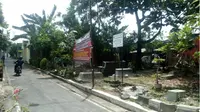 Pengendara sepeda motor melintas di Tempat Pemakaman Umum (TPU) Kampung Kerten yang akan dijadikan lokasi pembangunan Taman Cerdas Kerten. (M Ismail/JIBI/Solopos)