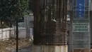 Pekerja menyelesaikan proyek pembangunan tol Bekasi-Cawang-Kampung Melayu (Becakayu) di Jalan DI Panjaitan, Jakarta, Kamis (25/10). Proyek yang masih terus berlangsung ini dikerjakan sebagai upaya mengurai kemacetan di ibu kota. (Merdeka.com/Imam Buhori)
