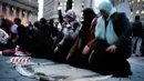 Wanita muslim menggelar salat berjemaah sebelum melakukan aksi protes di Manhattan, New York (1/2). Mereka juga mengecam kebijakan Donald Trump terkait larangan imigran dari negara mayoritas muslim masuk ke AS. (AFP/Spencer Platt)