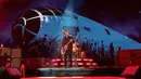 Vokalis sekaligus gitaris band rock Amerika Serikat Green Day, Billie Joe Armstrong tampil pada akhir pekan Formula 1 Grand Prix Amerika Serikat 2022 atau F1 GP Amerika Serikat 2022 di Sirkuit Amerika, Austin, Texas, Amerika Serikat, 21 Oktober 2022. F1 GP Amerika Serikat 2022 diselenggarakan dari tanggal 22 sampai 24 Oktober 2022. (SUZANNE CORDEIRO/AFP)