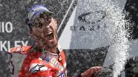 Ekspresi pebalap Ducati, Andrea Dovizioso, saat di podium utama MotoGP Italia, Minggu (4/6/2017). (AP/Antonio Calanni)