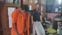 Dua tersangka pencuri baut Jembatan Siak IV Pekanbaru di Polda Riau. (Liputan6.com/M Syukur)