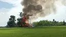 Suasana rumah yang terbakar di desa Gawdu Zara, negara bagian Rakhine utara, Myanmar, (7/9). Seorang wartawan melihat api membakar rumah di desa yang ditinggalkan oleh Muslim Rohingya. (AP Photo)