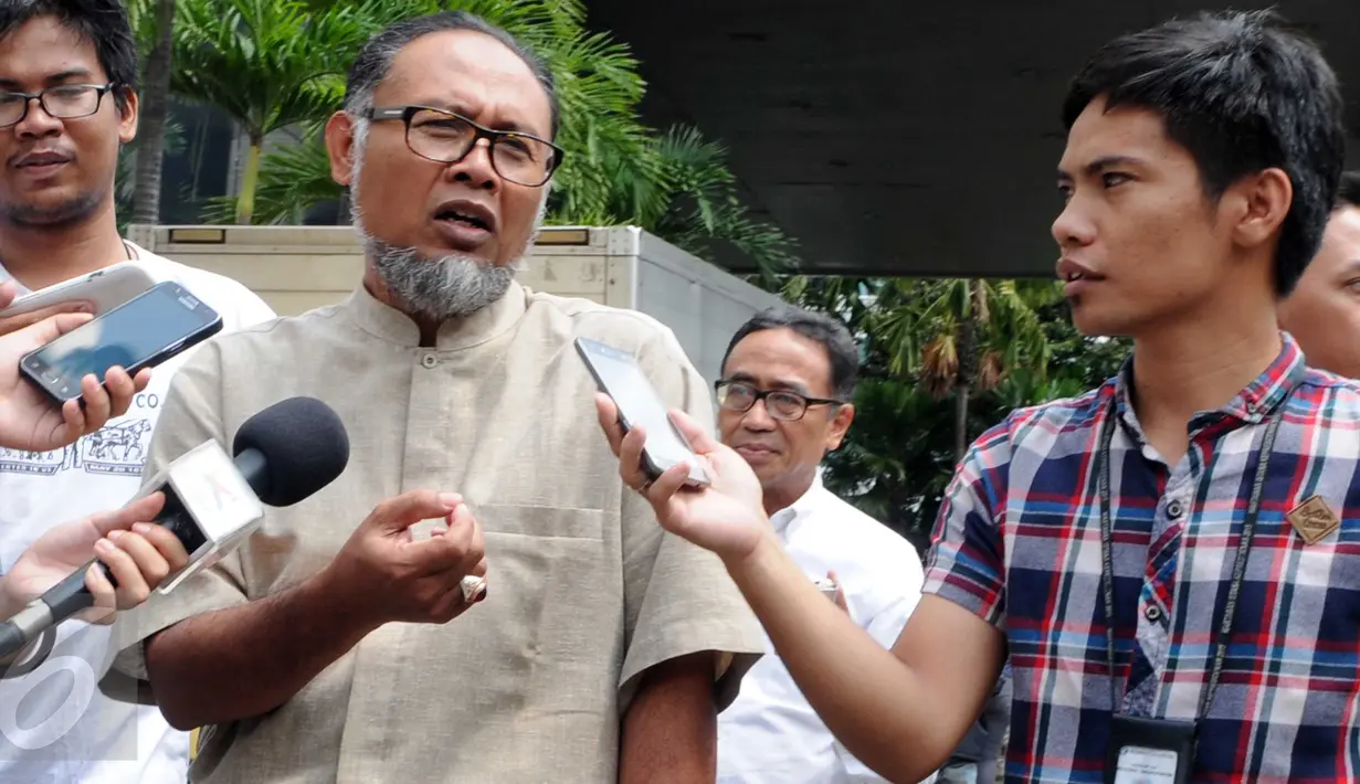 Ekspresi mantan Wakil Ketua KPK, Bambang Widjojanto menjawab pertanyaan awak media di halaman KPK, Jakarta, Jumat (4/3). Kedatangan BW buntut dari kebijakan Kejagung yang menutup atau mengesampingkan kasus hukum yang menimpanya (Liputan6.com/Helmi Afandi)