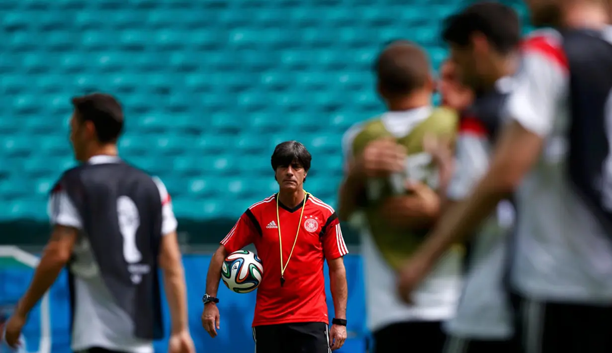 Pelatih Jerman, Joachim Loew (tengah) memimpin langsung sesi latihan jelang laga penyisihan Piala Dunia Grup G kontra Portugal di Fonte Nova Arena, Salvador, Brasil, (15/6/2014). (REUTERS/Marcos Brindicci) 