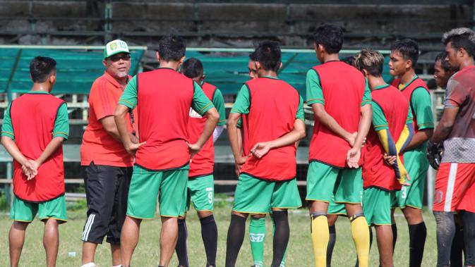 Pelatih Persebaya, Iwan Setiawan saat memimpin latihan tim asuhannya selama masa seleksi pemain jelang bergulirnya Liga 2. (Bola.com/Fahrizal Arnas)