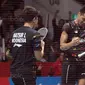 Tontowi Ahmad /Liliyana Natsir berhasil melaju ke semifinal usai kalahkan pasangan China, Zhang Nan/Liu Xuanxuan pada perempatfinal Daihatsu Indonesia Master 2018 di Istora Senayan, Kamis (26/1/2018). Tontowi/Liliyana menang 21-18 21-19. (Bola.com/Nick Ha