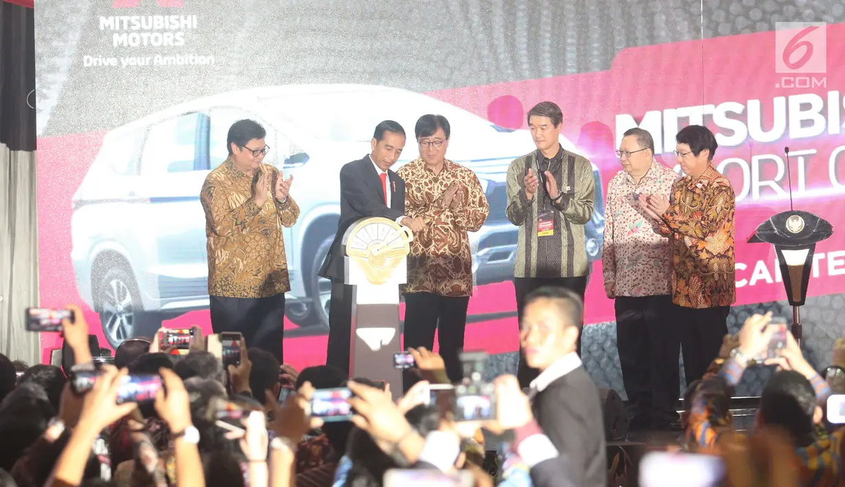Presiden Jokowi bersama Menteri Perindustrian Airlangga Hartarto dan Chief Executive Mitsubishi Motors Osamu Masuko saat pelepasan ekspor perdana Mitsubishi Xpander di IPC Car Terminal, Cilincing, Jakarta, Rabu (25/4). (Liputan6.com/Angga Yuniar)