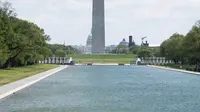 Seorang wanita berlari joging di dekat Monumen Washington di Washington DC, Amerika Serikat (AS) (16/4/2020). Jumlah kasus COVID-19 di AS menembus angka 650.000 pada Kamis (16/4) pukul 16.00 waktu setempat atau Jumat (17/4) pukul 03.00 WIB, menurut CSSE di Universitas Johns Hopkins. (Xinhua/Liu Jie)