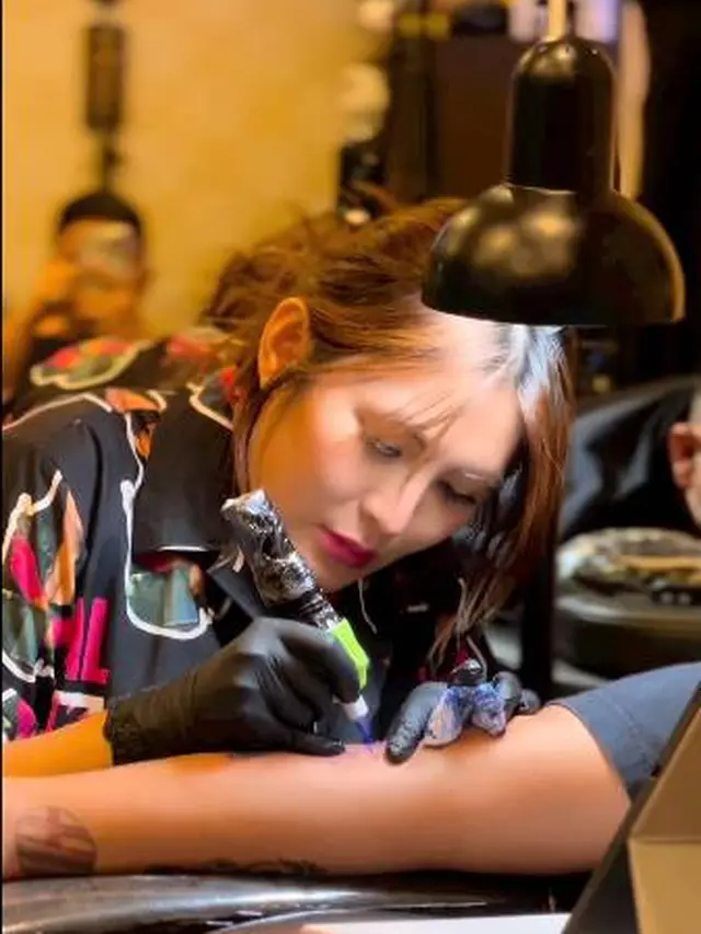 Punya Bakat Seni, Ini 7 Potret Angela Lee yang Jadi Seniman Tato