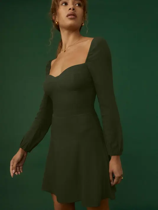 Sweetheart neckline dress akan menjadi pilihan yang menarik untuk menyambut tahun 2022. Pilih warna-warna gelap yang tidak biasa untuk lebih menarik perhatian. Foto: Pinterest.