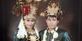 Kisah cinta pasangan Faarhan Zaenal Muttaqin alias Faank dan Sari Rahmani berawal dari kampus Universitas Islam Negeri (UIN) Syarif Hidayatulah, Jakarta pada tahun 2001 silam. (dok. Pribadi)