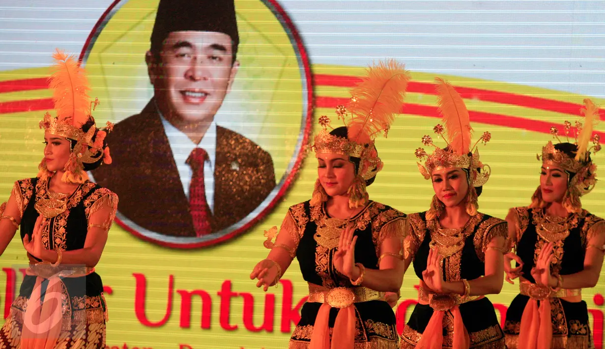 Penari membawakan tarian pada deklarasi politisi Partai Golkar, Ade Komarudin sebagai bakal calon Ketua Umum Partai Golkar di kota Yogyakarta, Jumat (11/3). Ade membacakan lima poin ikrar yang disebutnya sebagai ikrar Pancakarsa. (Foto: Boy Harjanto)